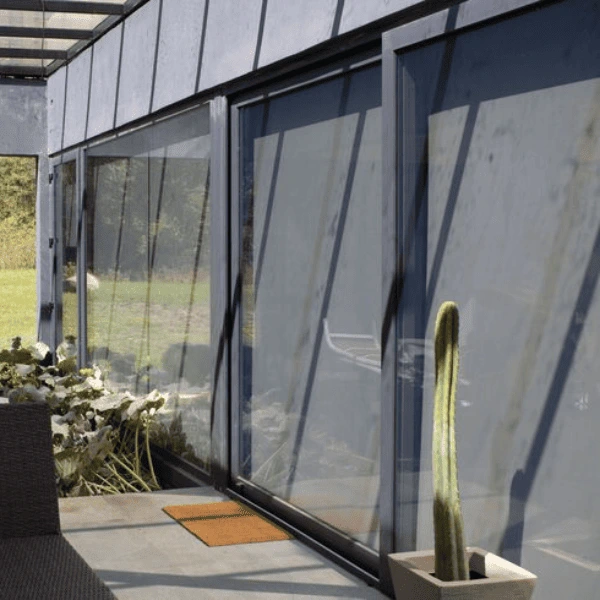 ventanal de PVC gris antracita